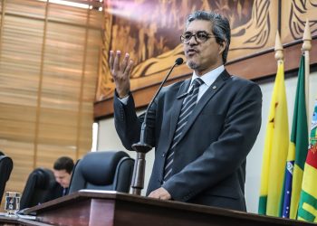 Edvaldo Magalhães comemora implantação do piso nacional do magistério e defende reestruturação da tabela para 10%