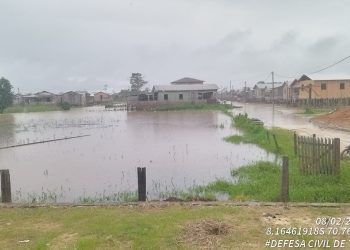 Transbordamento do rio Tarauacá já atinge ruas no bairro da Praia