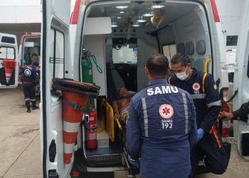 Homem é baleado após reagir a abordagem policial e se negar a soltar arma