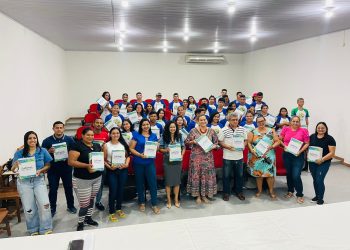 Estado entrega a estudantes da zona rural de Tarauacá mais de 50 kits do pré-Enem Legal