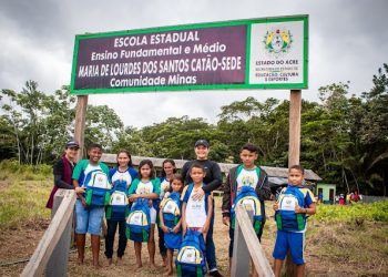 Janaina Furtado entrega kits com materiais escolares e uniformes aos estudantes de três escolas do alto rio Tarauacá