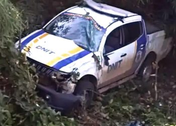 Carro do DNIT capota na BR-364 próximo a Sena Madureira