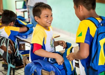 Tarauacá: Educação estadual entrega kits escolares para estudantes indígenas da escola estirão do Caucho