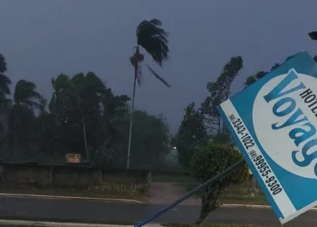 Forte temporal atinge Mâncio Lima causando destelhamentos e queda de árvores