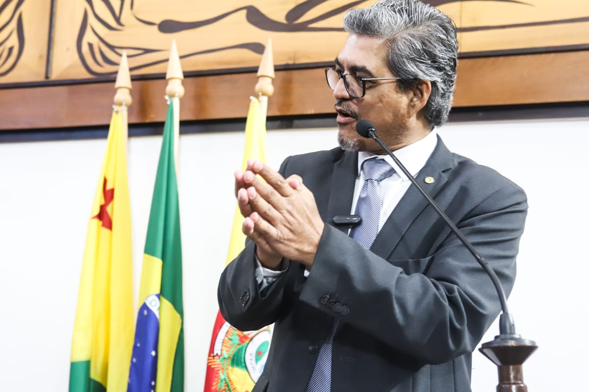 Durante votação de projeto, deputado diz que “homem tem binga e