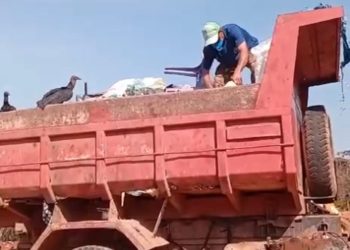 Denúncia mostra funcionário trabalhando em caçamba de coleta de lixo em condições precárias em Tarauacá