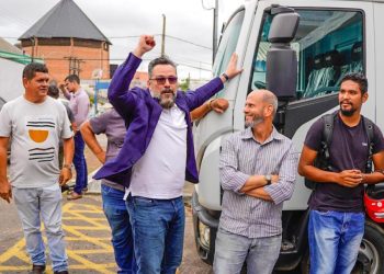 Alan Rick e prefeito Zequinha entregam R$ 1 milhão em veículos e equipamentos para beneficiar agricultores e catadores de recicláveis