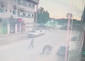Vídeo mostra motociclista tentando furar blitz em Tarauacá, mas é contido por policiais militares