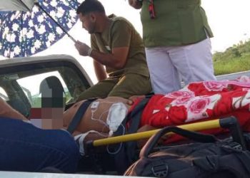 Paciente em estado grave é transportado na carroceria de um veículo sob forte sol em Jordão