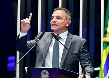 Bittar diz que a democracia está sob ameaça e critica ONGs da Amazônia