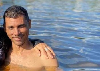 Freteiro encontrado morto em carro foi assassinado a facada, diz polícia