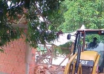 Morador de Feijó acusa vice-prefeito de destruição de obra; Prefeitura alega risco à segurança