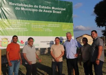 Em Assis Brasil,  Petecão  entrega mudas de café  e assina ordem de serviço  da reforma  do estádio  no valor de R$ 1 milhão,  junto com o prefeito Jerry
