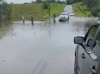 Forte chuva alaga trecho da rodovia AC-407 entre Cruzeiro do Sul e Rodrigues Alves