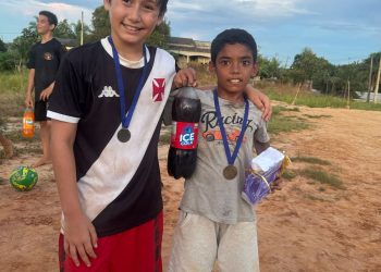 Em Tarauacá, moradora cria brincadeiras para crianças, faz sucesso e pede apoio para continuar projeto