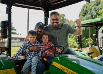 Senador Alan Rick contribui com a maior entrega de máquinas agrícolas já realizada no Acre