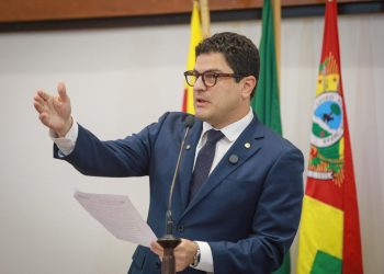 Eduardo Ribeiro homenageia Dr. Lisboa e destaca desafios da educação rural no Acre