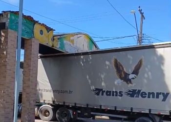 Em Tarauacá, Caminhão fica preso ao passar embaixo de Portal; vídeo