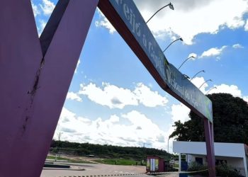 Tradicional portal de Feijó é demolido após ser danificado por carreta