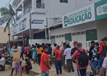 Em Tarauacá, enorme fila é registrada por clientes do Bradesco para sacar dinheiro