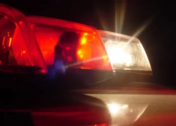 Marido flagra esposa beijando amiga e confusão termina com 4 presos e policial atropelado