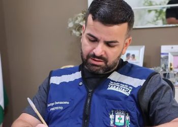 Prefeito Rodrigo Damasceno assina Ordem de Serviço para pavimentação de quatro ramais em Tarauacá