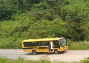 Pais denunciam que alunos estão perdendo aulas devido à falta de transporte na escola Princesa da Floresta, em Tarauacá