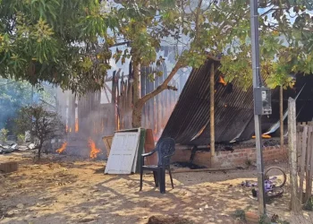 Mãe salva três filhos de incêndio que destruiu casa de madeira no interior do Acre