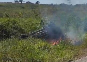 Carro pega fogo na BR-364 próximo a Tarauacá