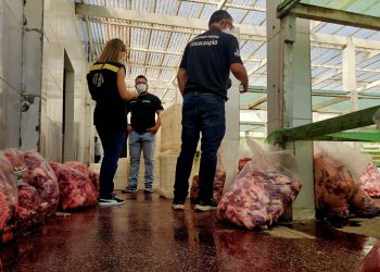 Estabelecimento que vendia carne imprópria para o consumo é lacrado após fiscalização do MPAC e Idaf