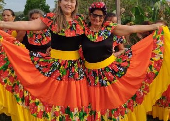 Grupo de Dança da Melhor Idade recebe roupas de Carimbó e celebram alegria