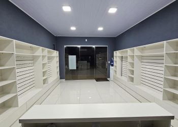 Disponível para venda: móvel expositor ideal para lojas em Tarauacá