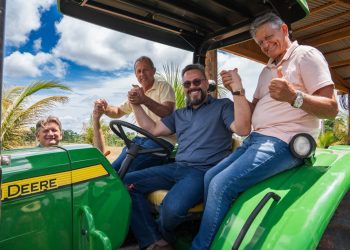 Produtores de leite de Acrelândia recebem trator garantido pelo senador Alan Rick