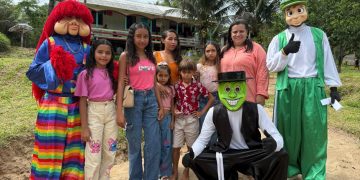 Tarauacá: Vereadora Veinha do Valmar leva alegria e esporte para Crianças no Rio Gregório