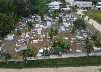 Prefeitura de Envira realiza mutirão de limpeza nos cemitérios para o feriado de Finados