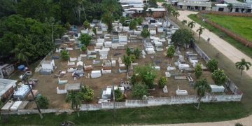 Prefeitura de Envira realiza mutirão de limpeza nos cemitérios para o feriado de Finados