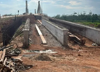 Vigas de extensão da ponte do Rio Tarauacá são demolidas