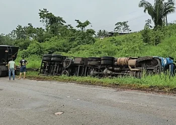 Mais um caminhão tomba em trecho esburacado da BR-364 no Acre
