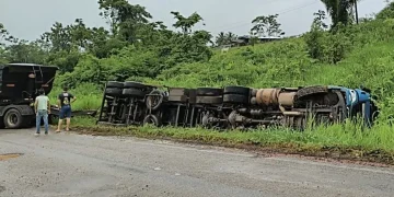 Mais um caminhão tomba em trecho esburacado da BR-364 no Acre