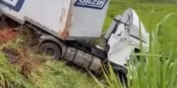 Caminhão da Gazin capota na BR-364, próximo ao Rio Purus