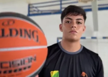 Natural de Jordão, jovem de 16 anos e 1,92 metro é promessa do basquete