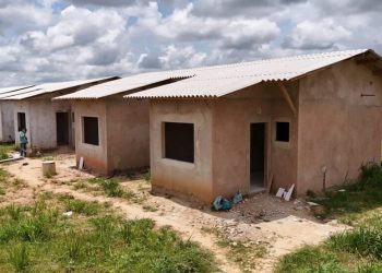 Moradores denunciam paralisação das obras de casas populares na Cidade do Povo; governo afirma que interrupção ocorreu após rescisão contratual com empresas responsáveis