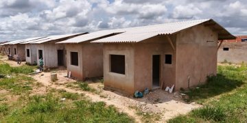 Moradores denunciam paralisação das obras de casas populares na Cidade do Povo; governo afirma que interrupção ocorreu após rescisão contratual com empresas responsáveis