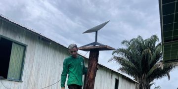 Empresa Verde Brasil entrega internet Starlink para escola rural em Tarauacá