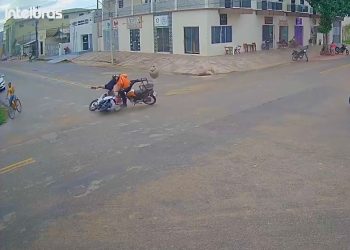 Acidente de trânsito envolve moto Biz e entregador de gás em Tarauacá