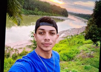 Corpo de Bombeiros busca jovem que teria desaparecido no Rio Envira, em Feijó, após naufrágio de bajola