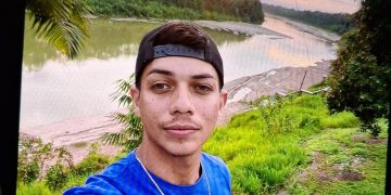 Corpo de Bombeiros busca jovem que teria desaparecido no Rio Envira, em Feijó, após naufrágio de bajola