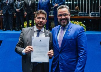 Senador Alan Rick homenageia o acreano Leandro Domingos durante lançamento do selo comemorativo pelos 80 anos da CNC