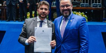Senador Alan Rick homenageia o acreano Leandro Domingos durante lançamento do selo comemorativo pelos 80 anos da CNC