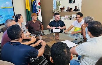 Prefeito Rodrigo Damasceno anuncia reajuste no vale-alimentação dos professores de Tarauacá e correção salarial de secretários e coordenadores escolares